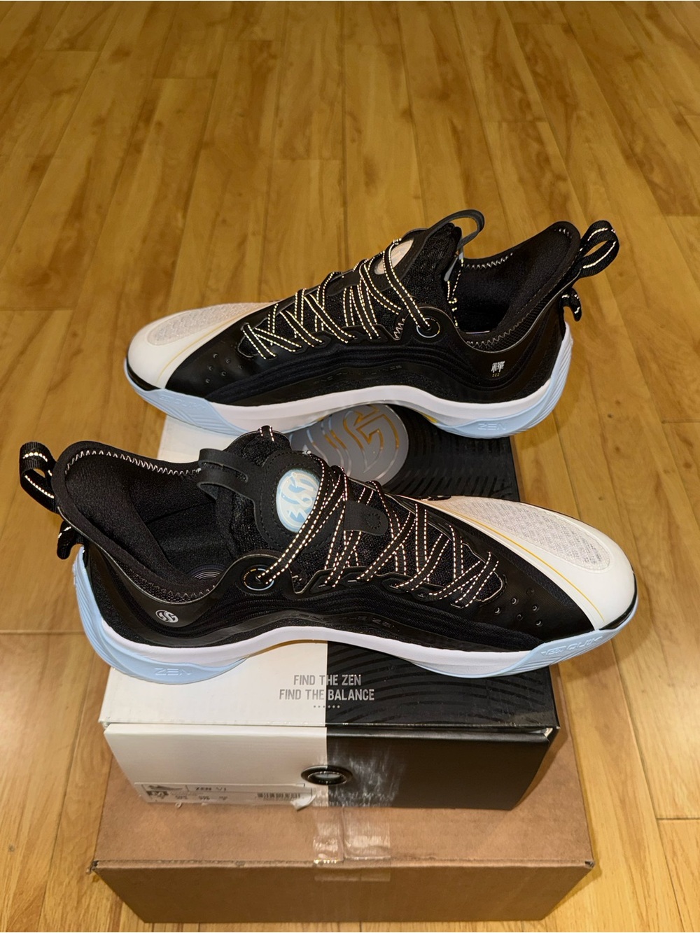 361 Degrees Men’s Zen VI Black/White/Blue Basketball Sneakers - Picture 2 of 12